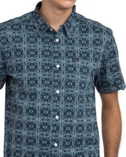 RVCA Vision SS Shirt Dark Denim -Snowboards Verkoop rvca vision ss shirt dark denim front model det 20455